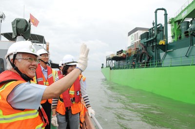 Le Hoang Quan, chairman of the HCMC People’s Committee, surveys dredging work in Soai Rap River on June 13 (Photo: SGGP)